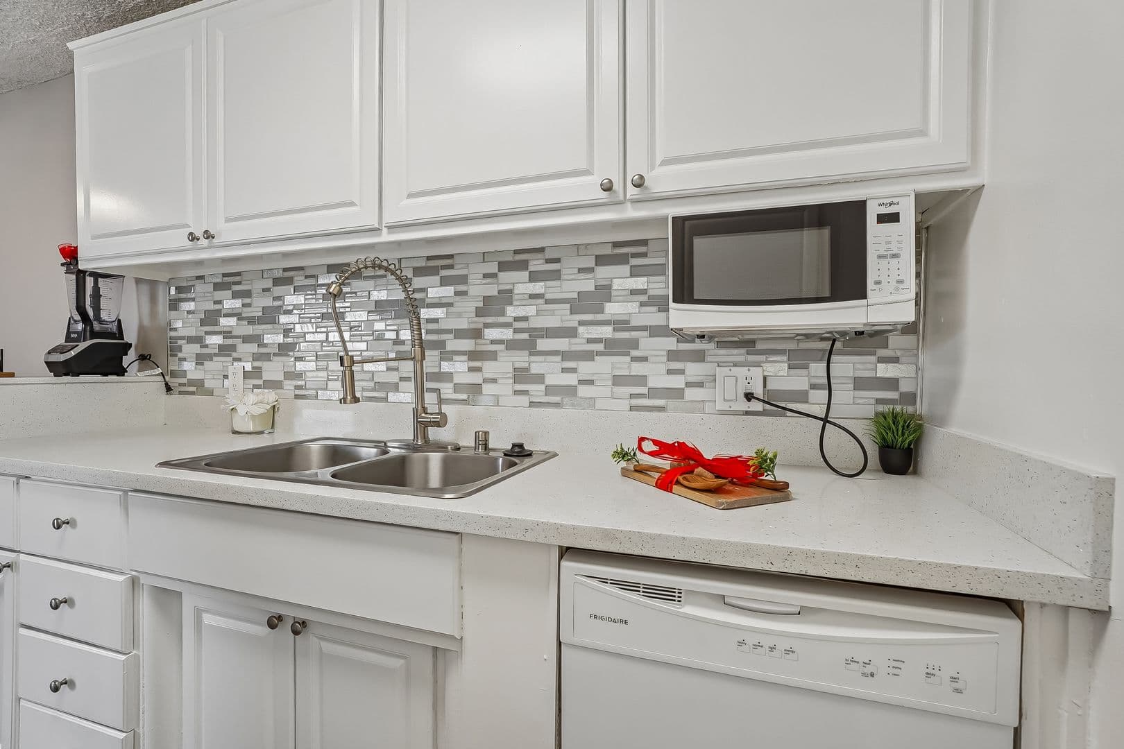 Pasadena Apartment: 410 Raymondale Drive