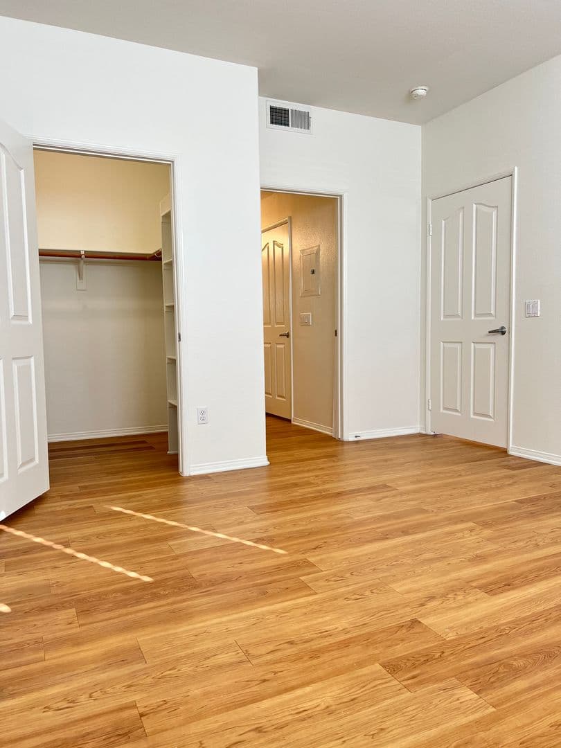 Ventura Apartment: 930 Pacific Strand Place