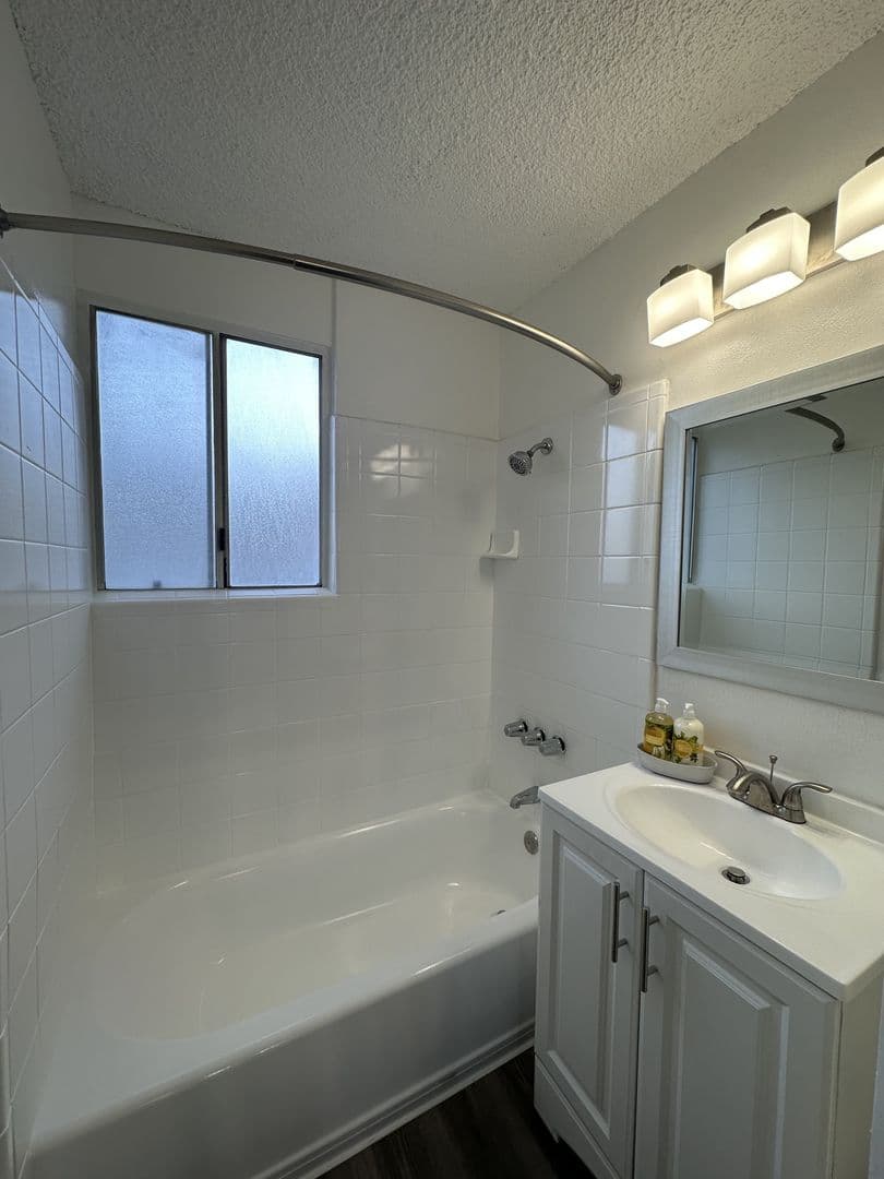 Long Beach Apartment: 4114 and 4118 Elm Ave
