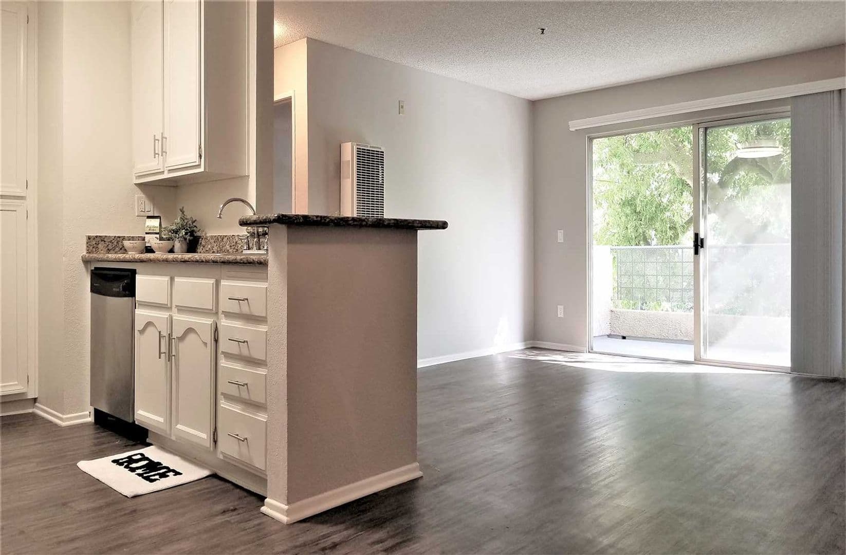 Paramount Apartment: 13947 Paramount Blvd
