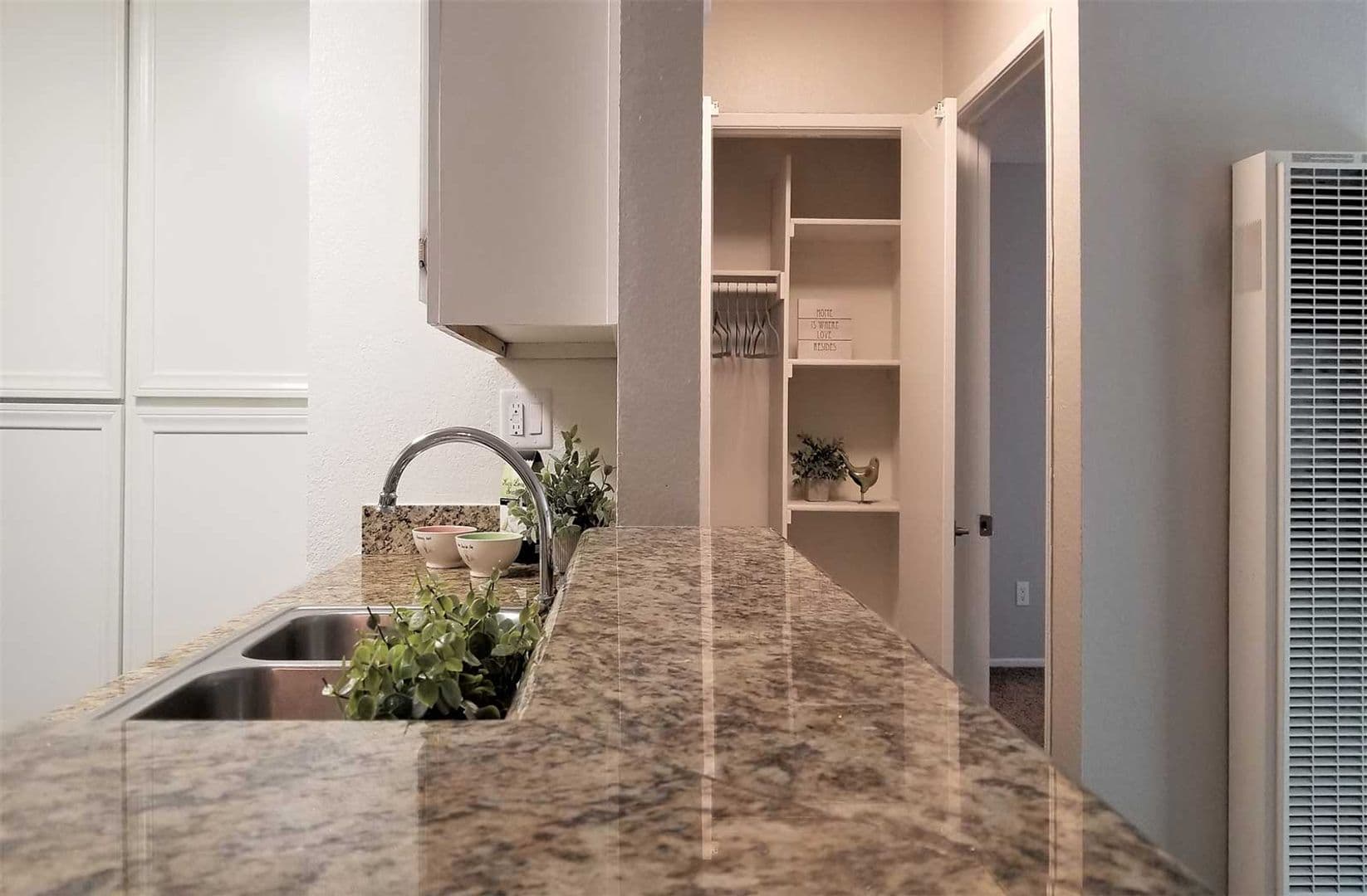 Paramount Apartment: 13947 Paramount Blvd