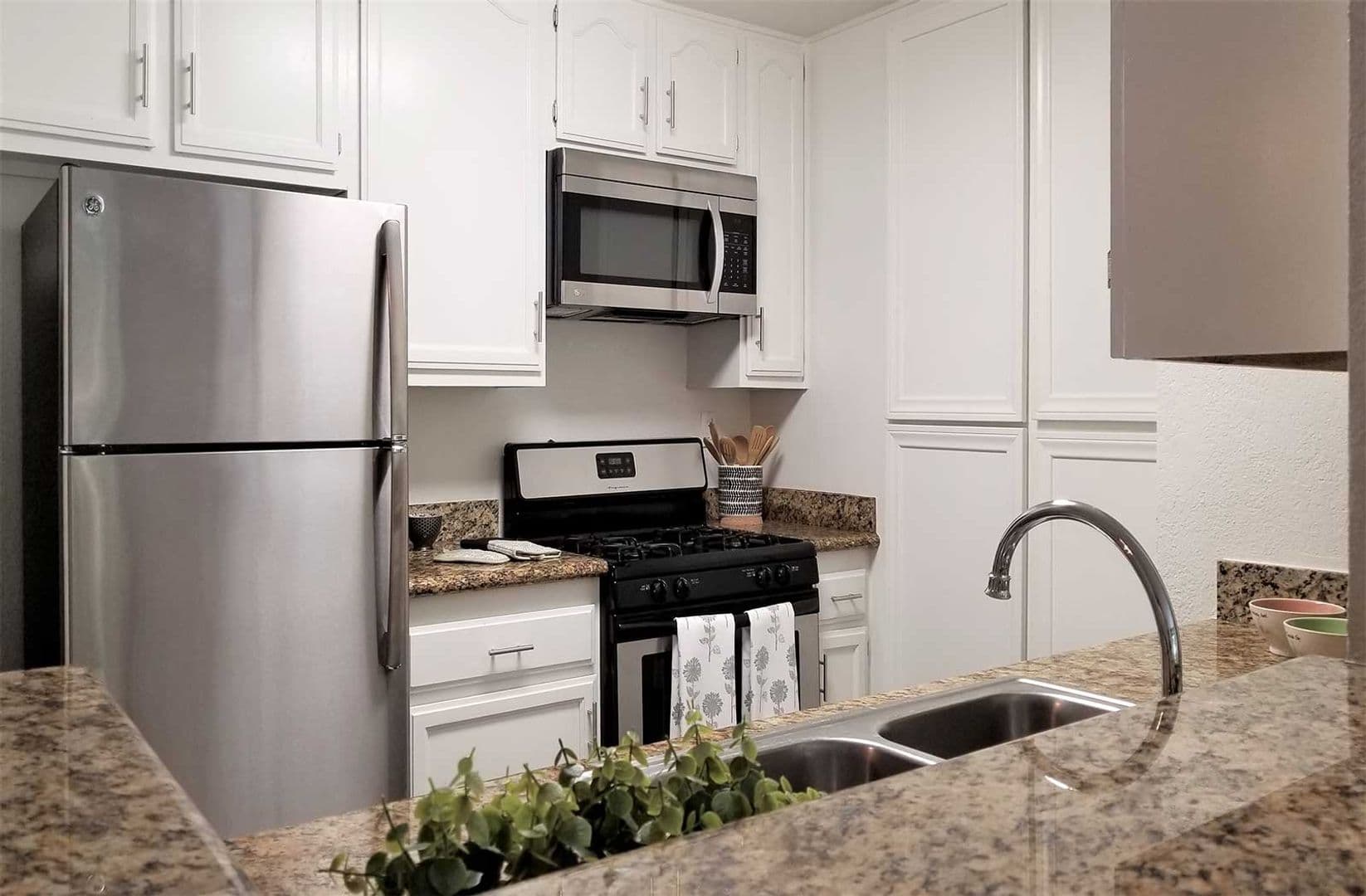 Paramount Apartment: 13947 Paramount Blvd