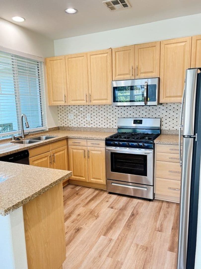 Ventura Apartment: 930 Pacific Strand Place