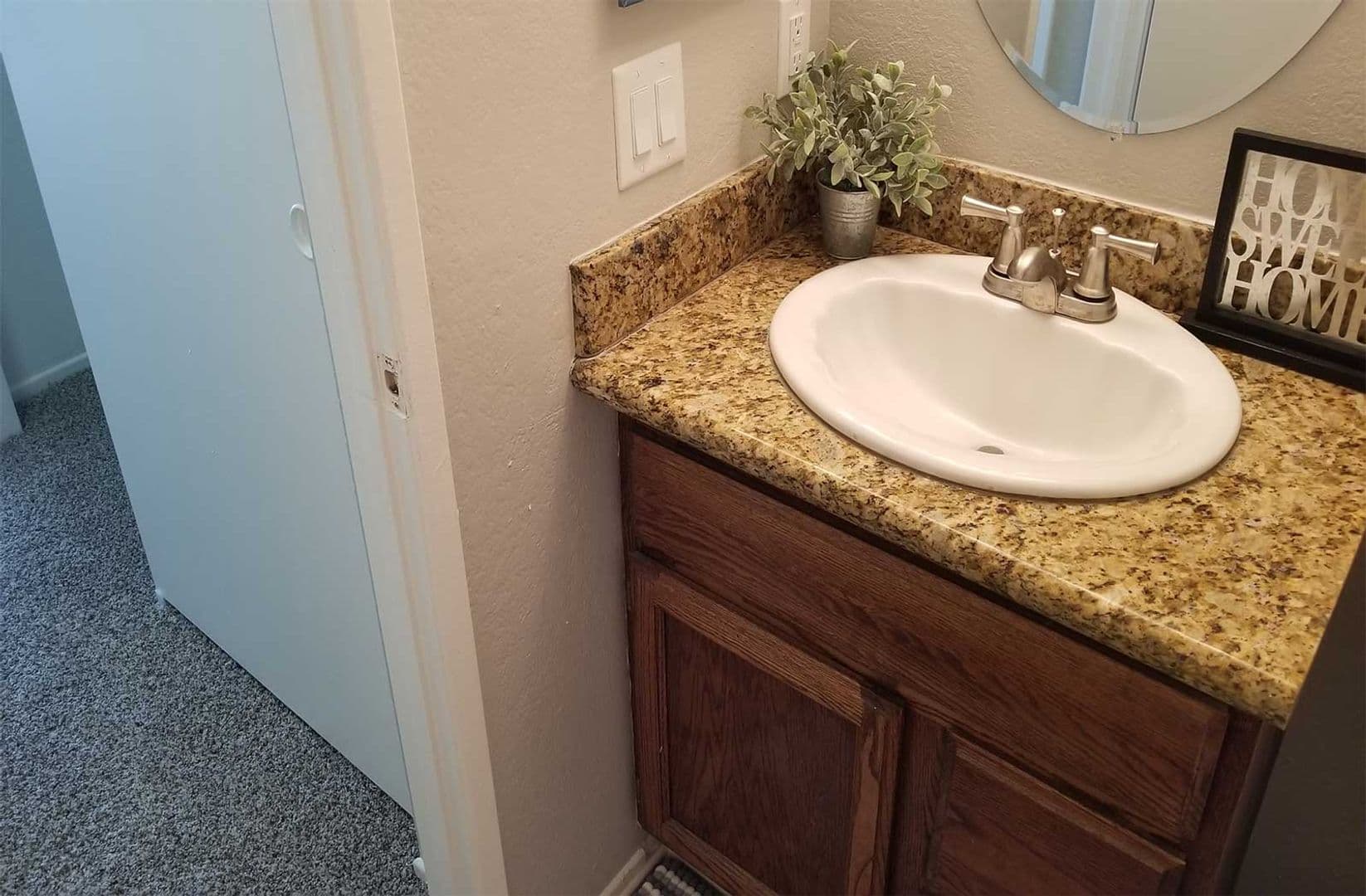 Paramount Apartment: 13947 Paramount Blvd