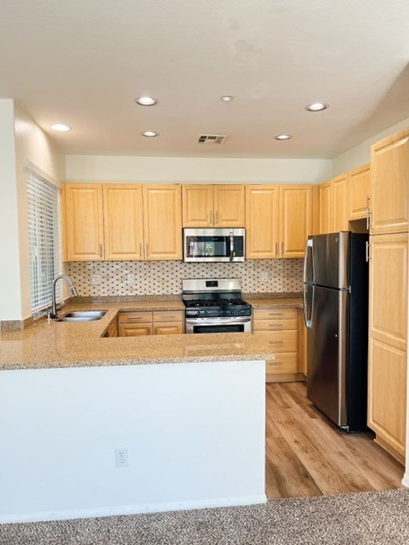 Ventura Apartment: 930 Pacific Strand Place