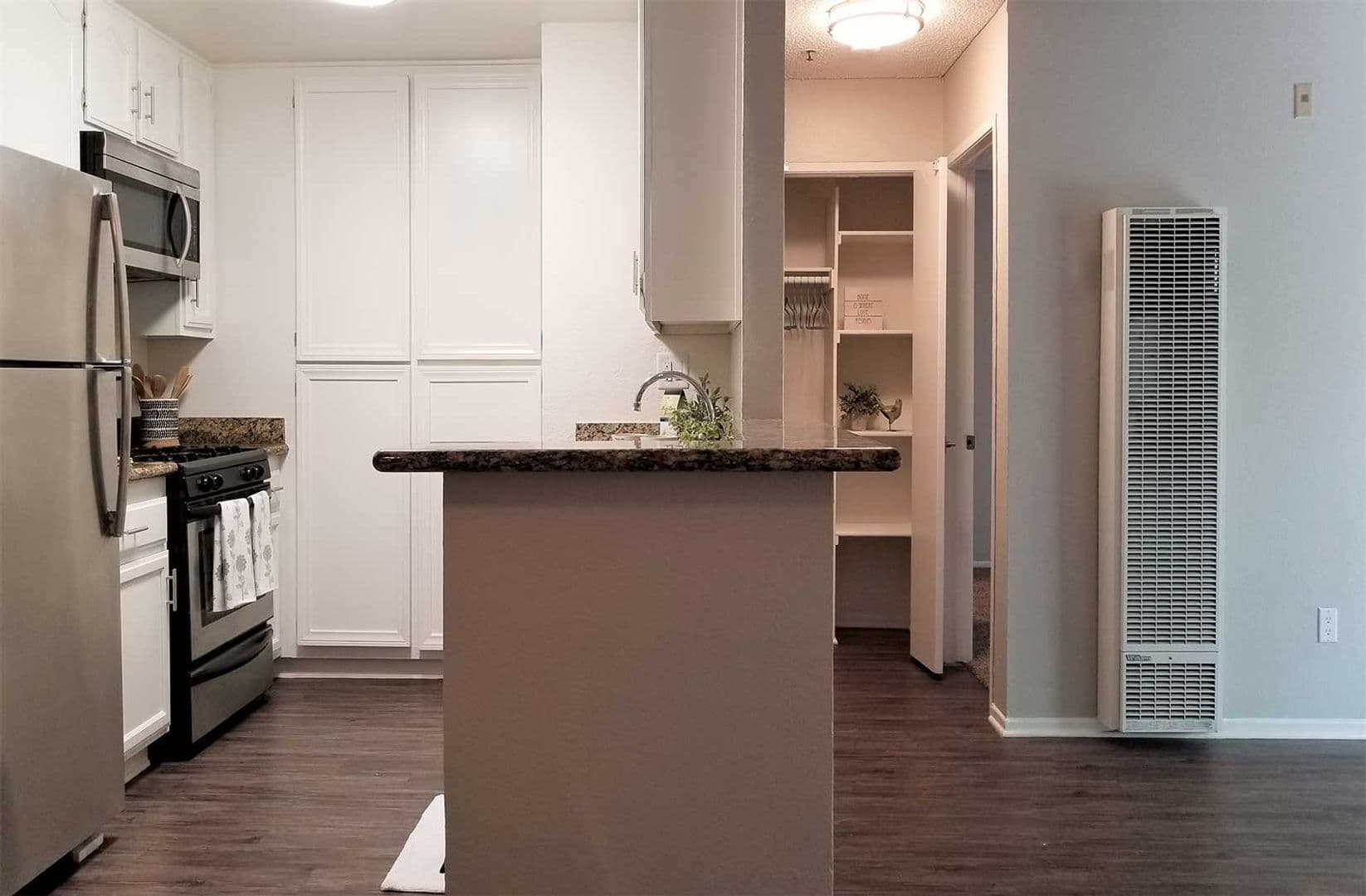 Paramount Apartment: 13947 Paramount Blvd