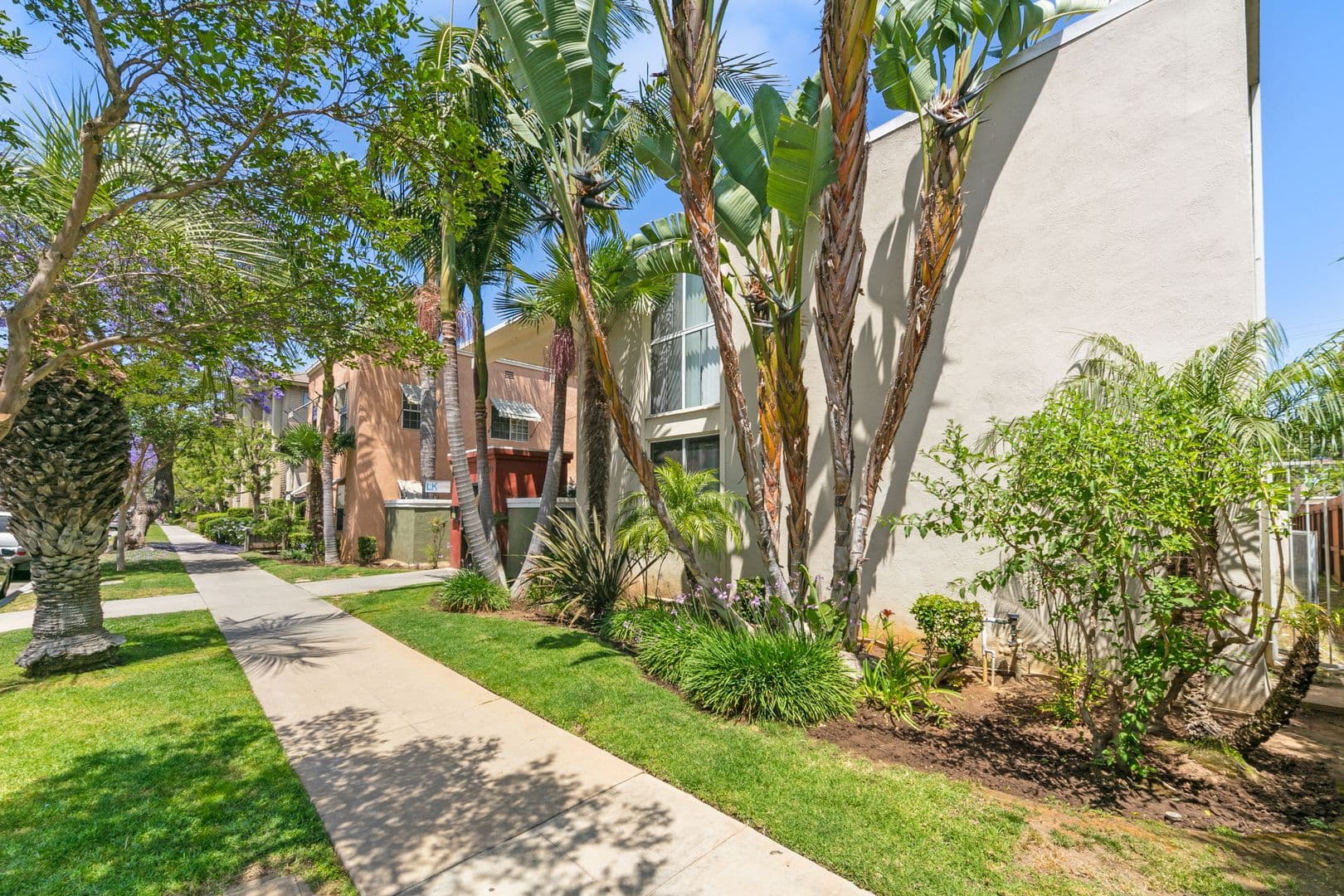 Long Beach Apartment: 4114 and 4118 Elm Ave