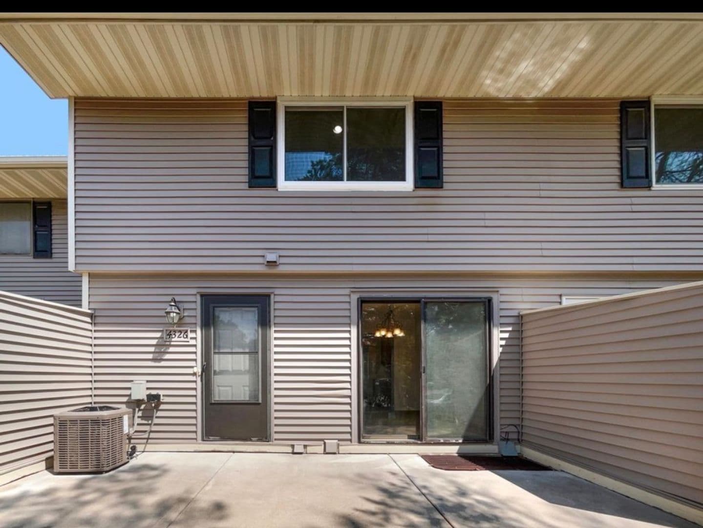 Shoreview Townhome: 4326 Chatsworth St. N.