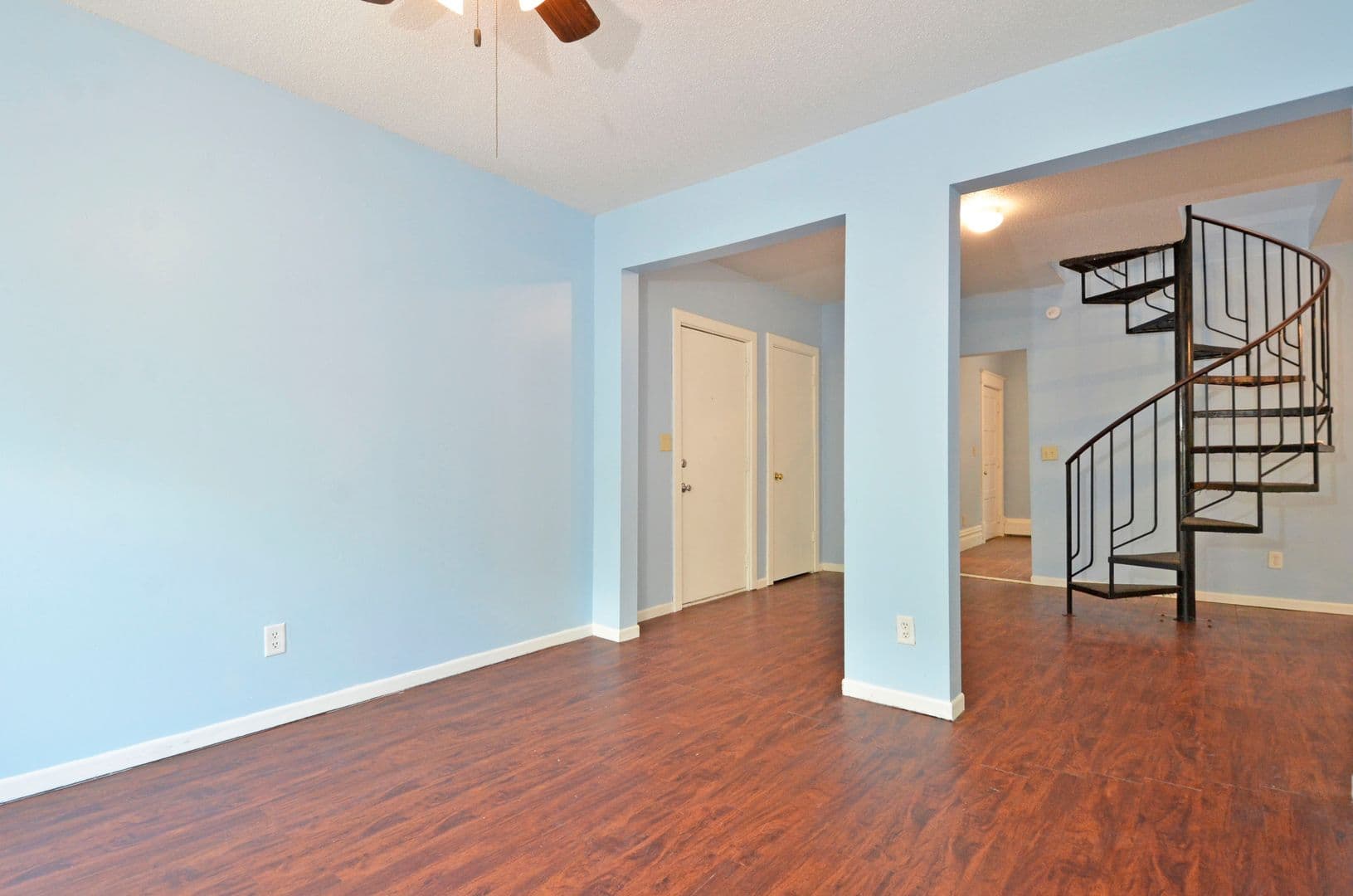 St Paul Apartment: 61 Delos St W - 4