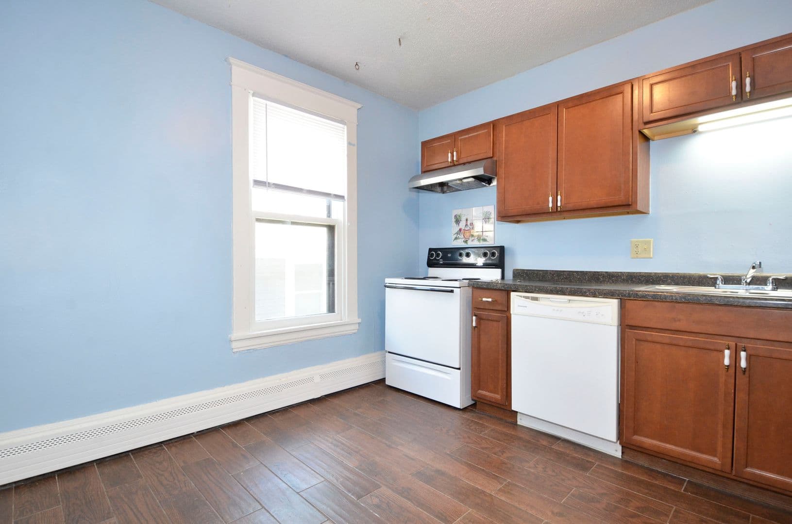St Paul Apartment: 61 Delos St W - 4
