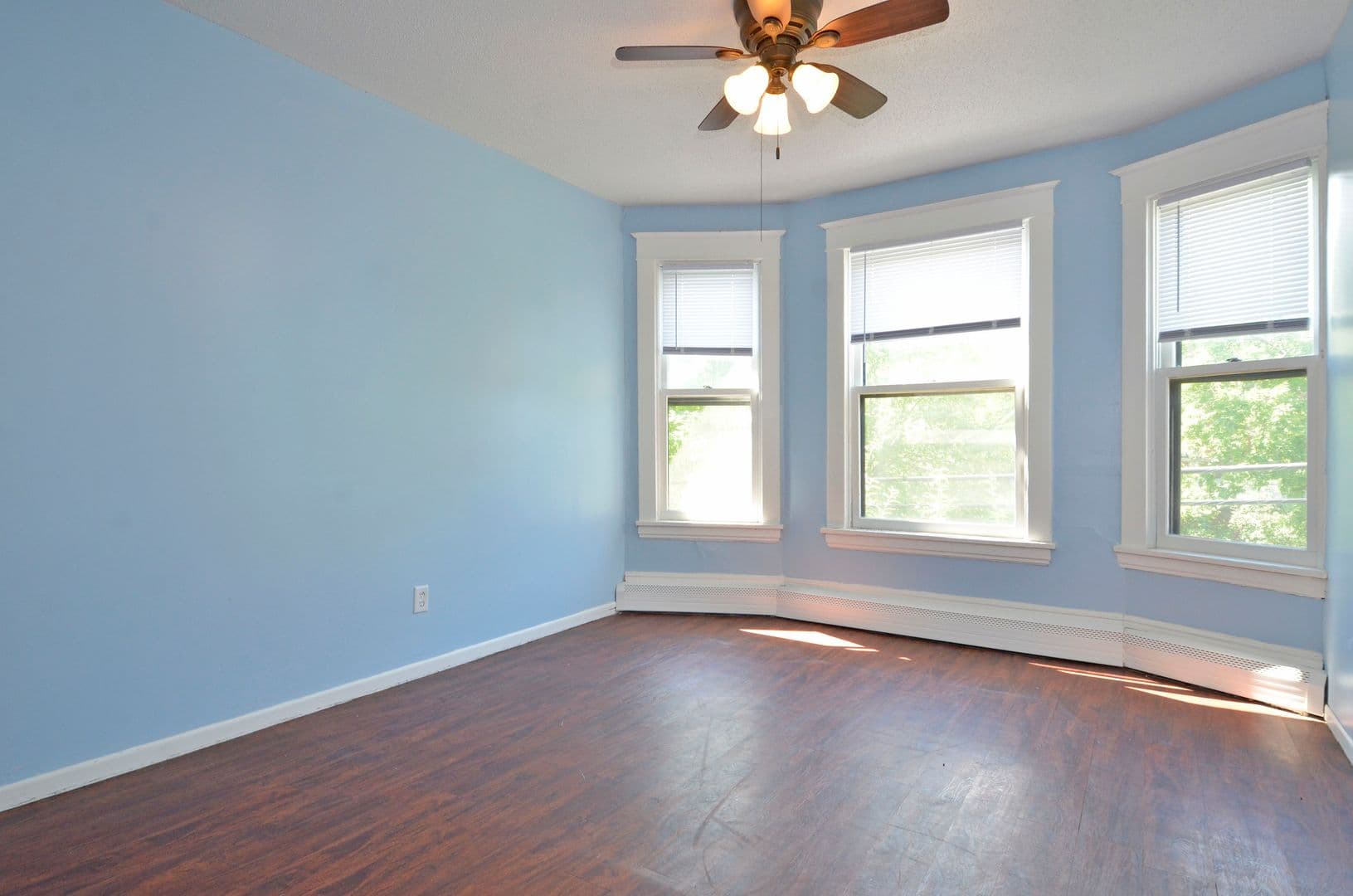 St Paul Apartment: 61 Delos St W - 4