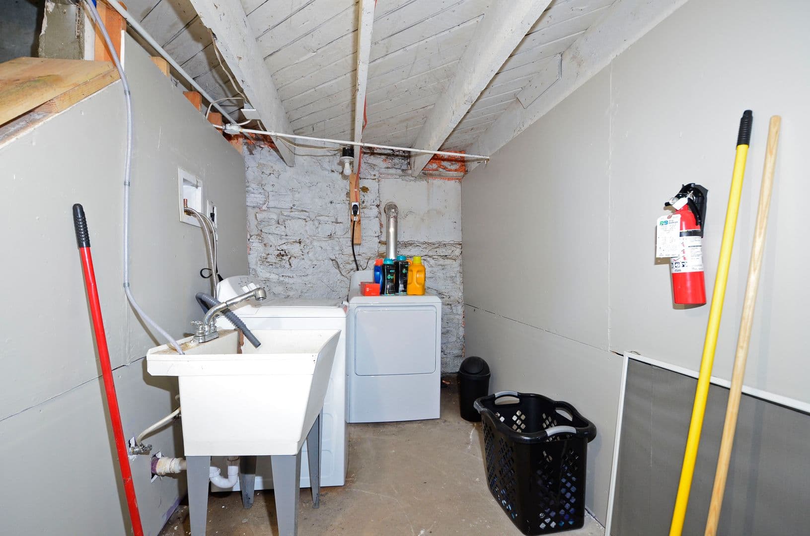 St Paul Apartment: 61 Delos St W - 4