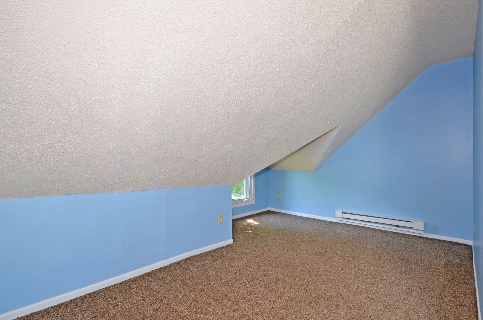 St Paul Apartment: 61 Delos St W - 4