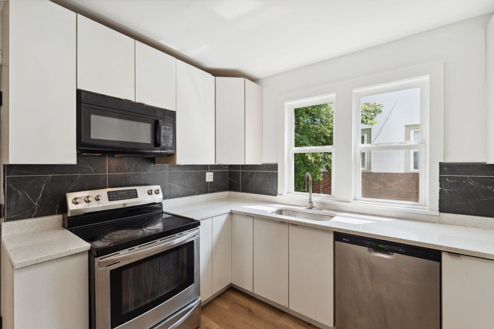 St Paul Apartment: 987 Dayton Ave