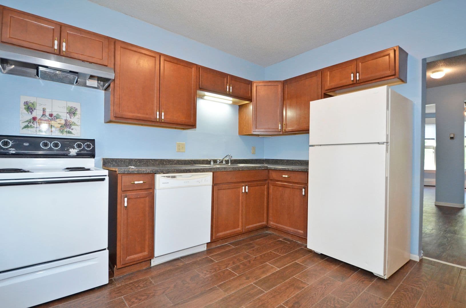 St Paul Apartment: 61 Delos St W - 4