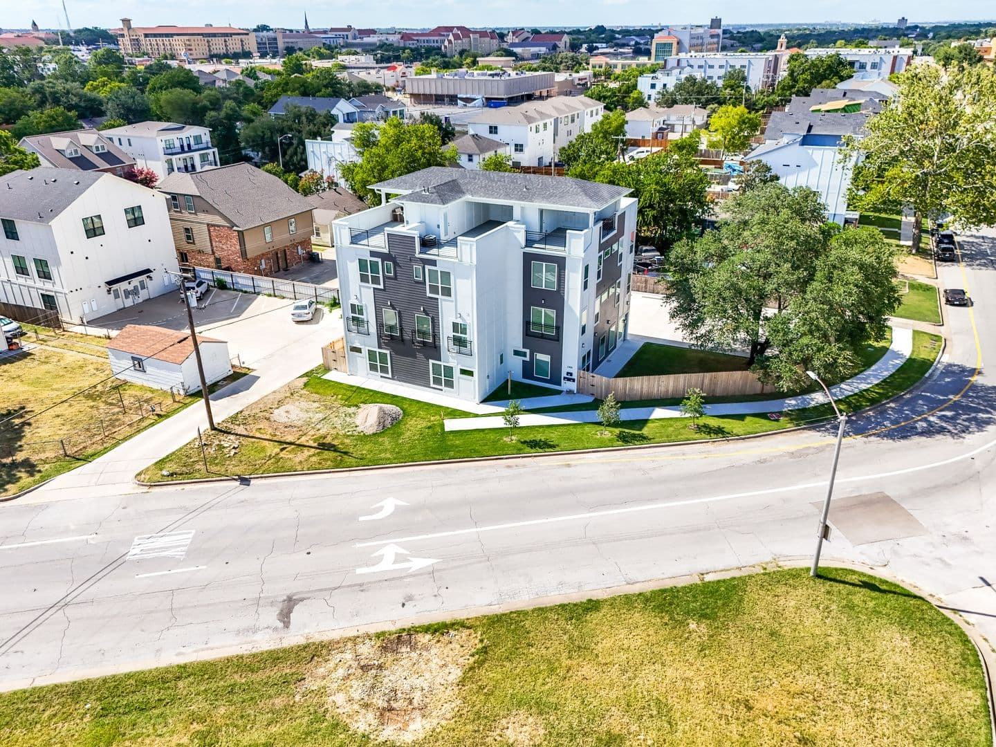 Fort Worth Apartment: 2400 Benbrook Dr