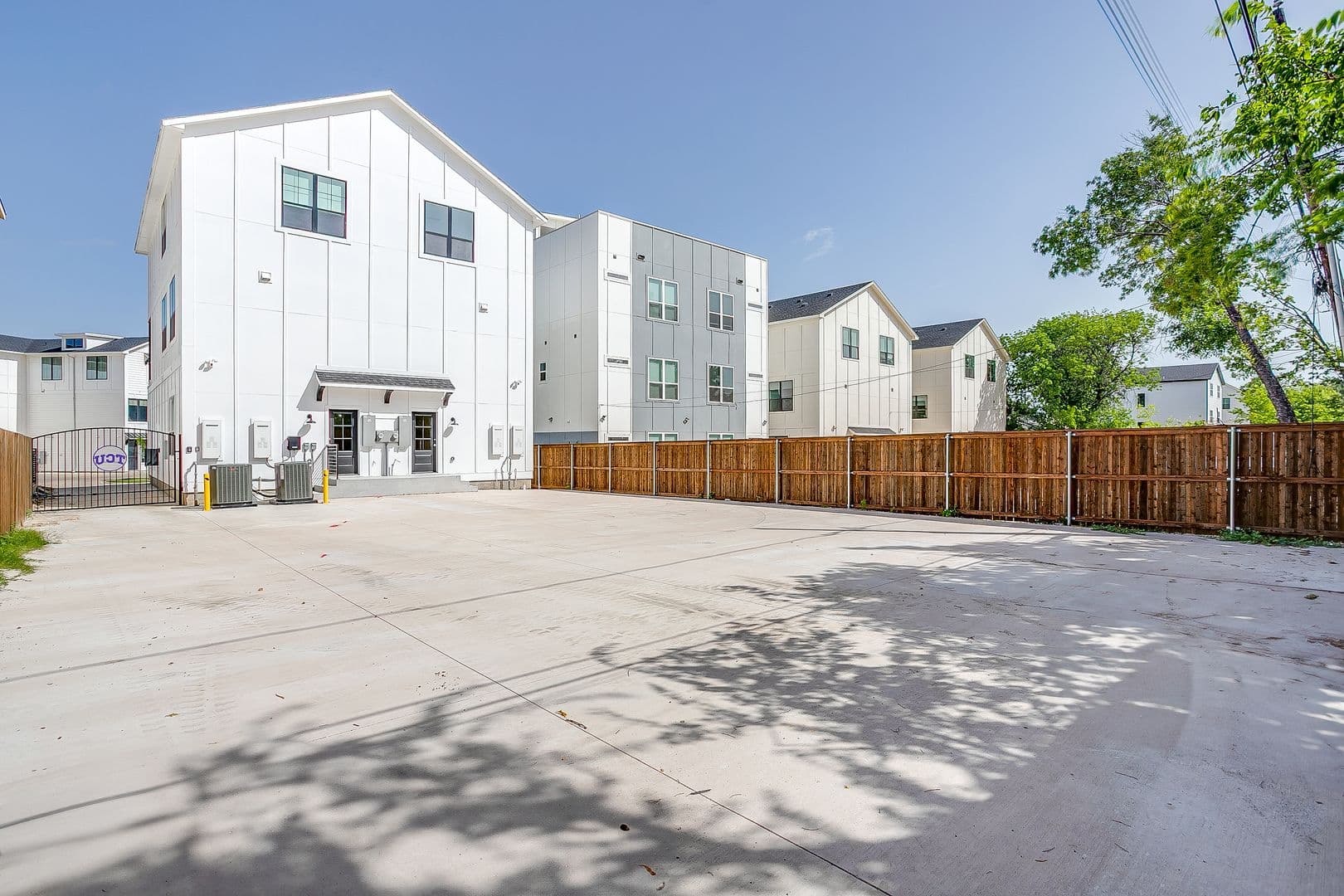 Fort Worth Apartment: 2335 Benbrook Blvd