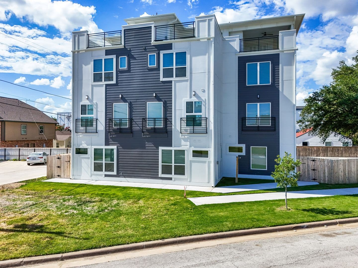 Fort Worth Apartment: 2400 Benbrook Dr