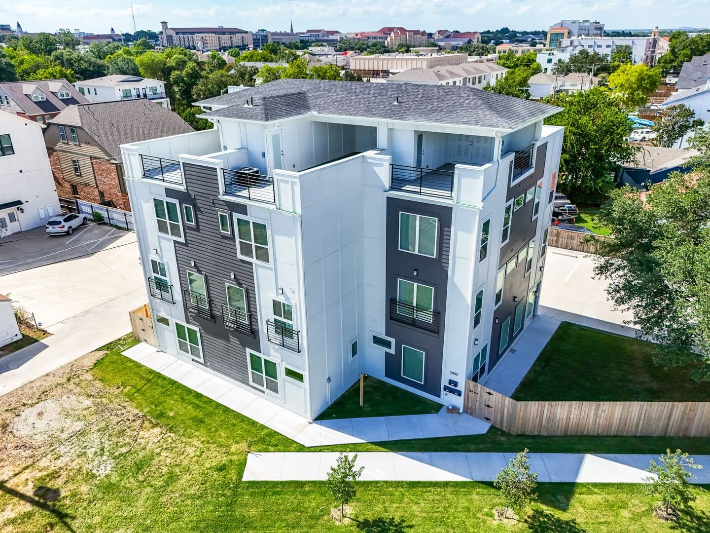 Fort Worth Apartment: 2400 Benbrook Dr