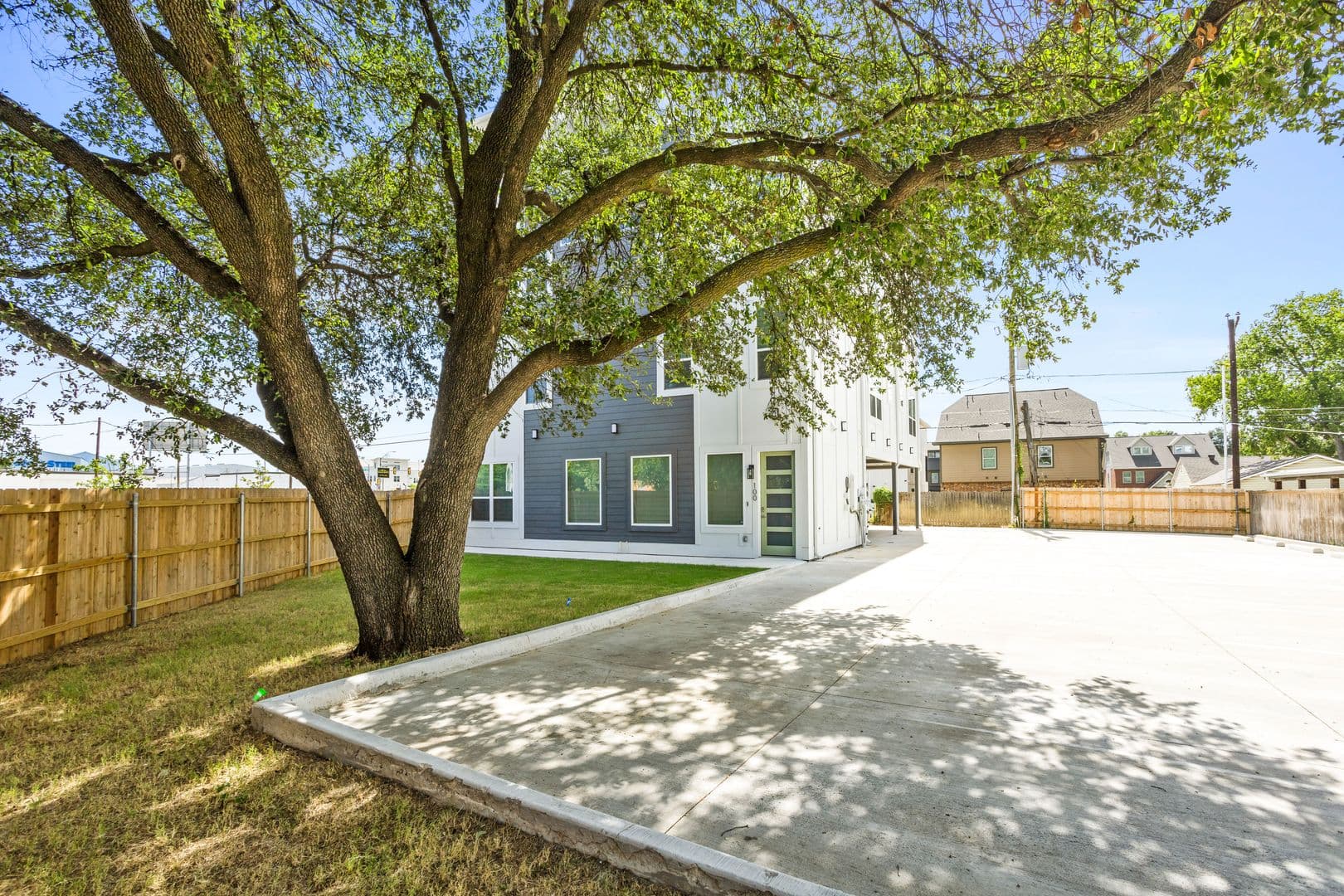Fort Worth Apartment: 2400 Benbrook Dr