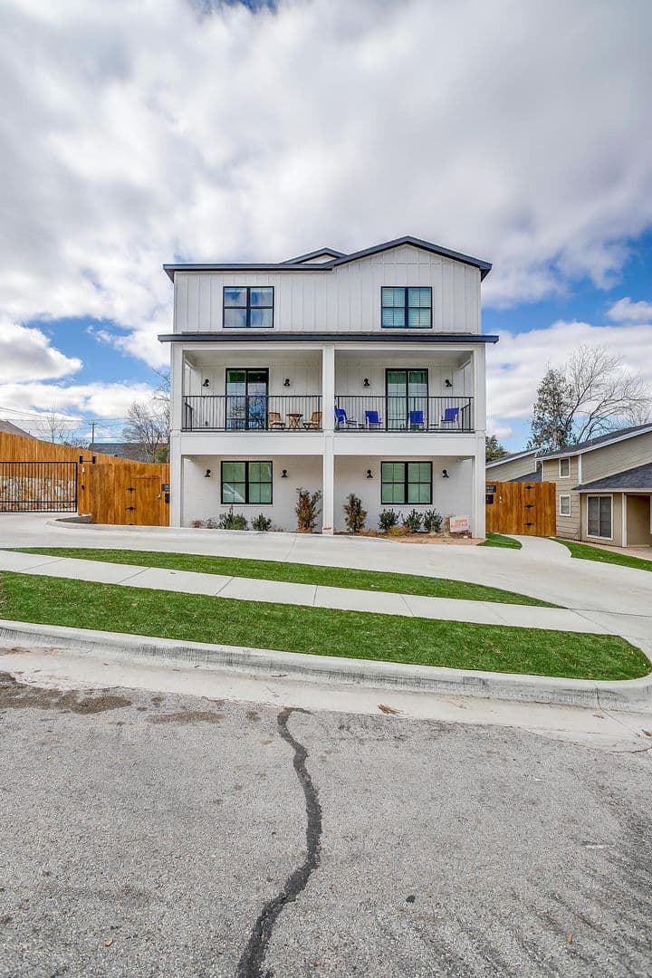 Fort Worth Apartment: 2832 Wayside Ave