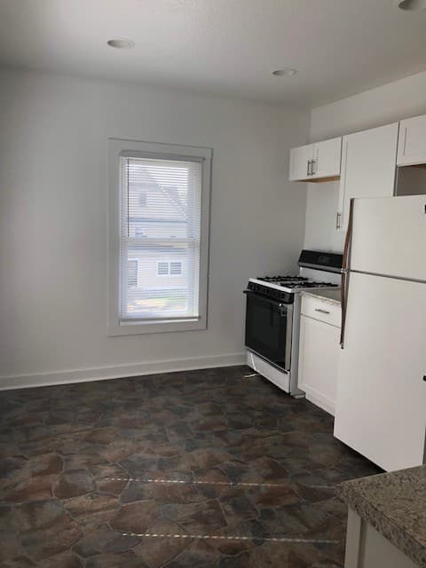 Rock Island Apartment: 1104 18-1/2 Ave.