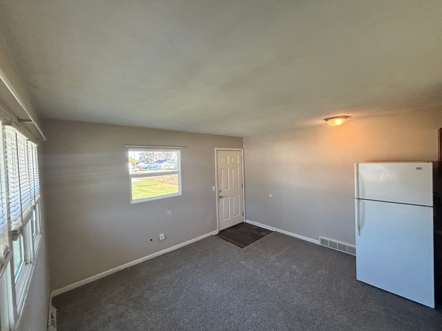 Silvis Apartment: 447 2nd Ave D