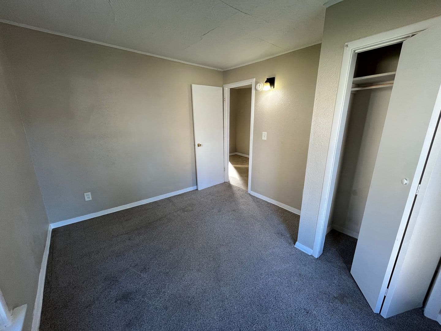 Moline Apartment: 1115 17th St