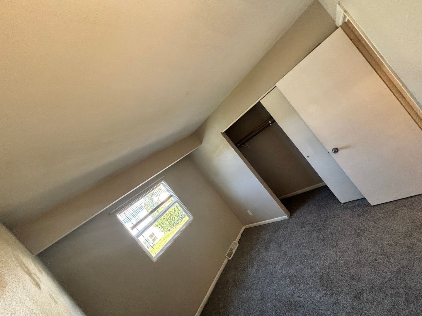 Silvis Apartment: 447 2nd Ave D
