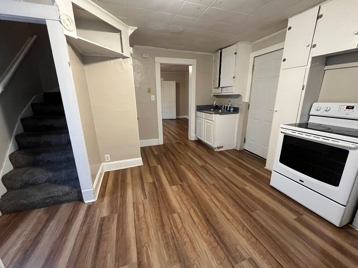 Rock Island Apartment: 1430 32nd St