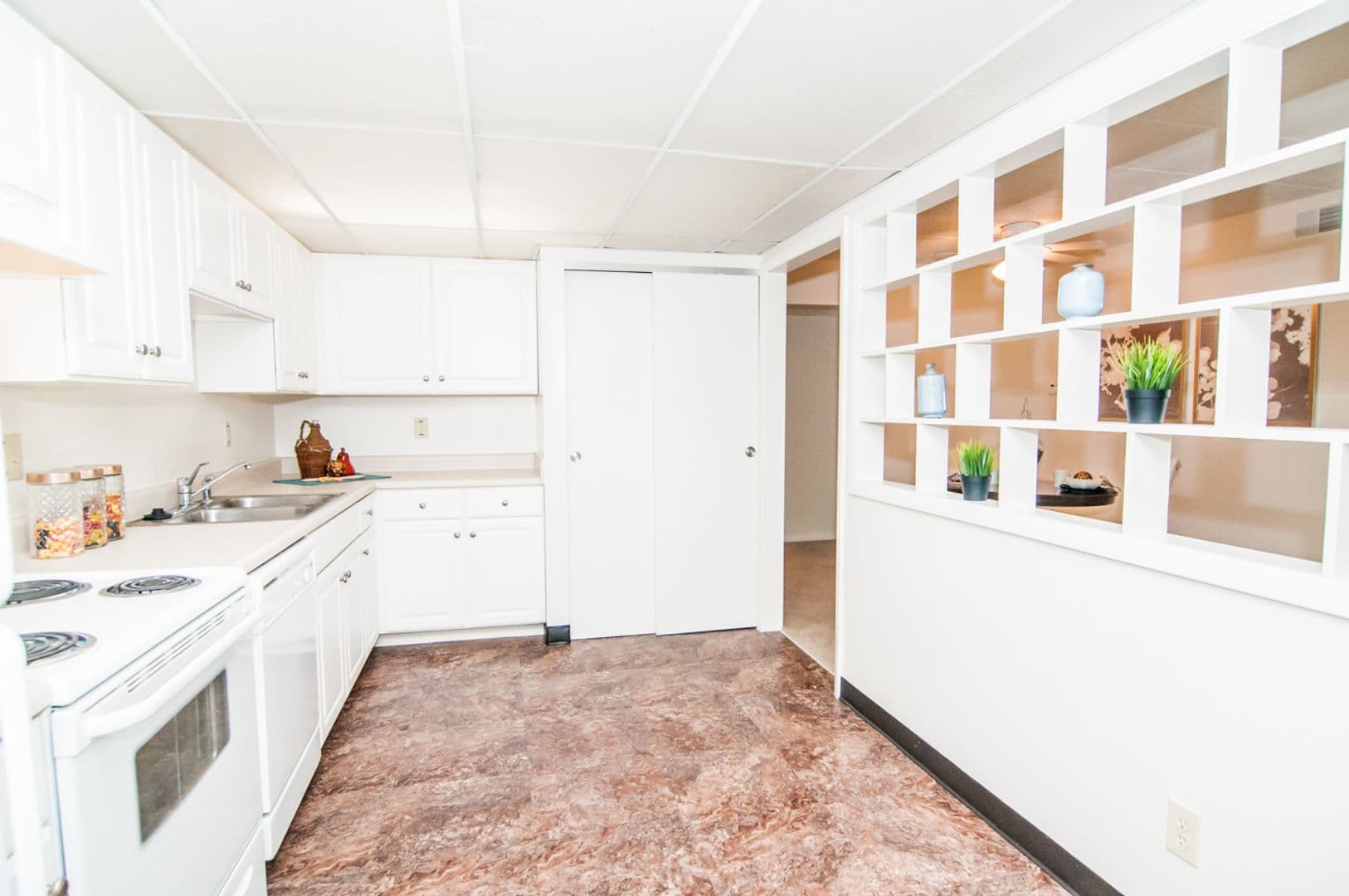 Dayton Apartment: 515 West Grand Avenue