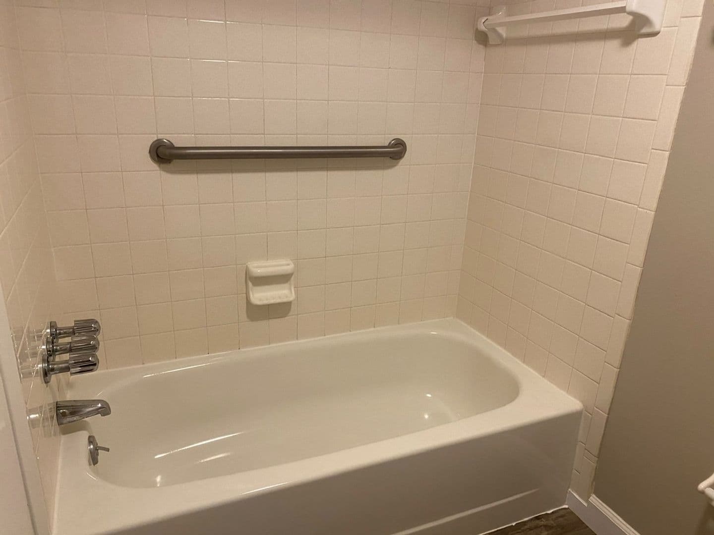 Grandview Heights Apartment: 1571-1619 Roxbury Road