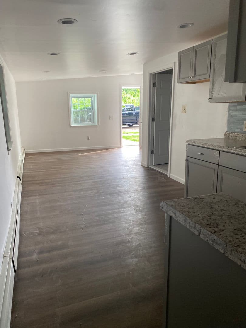 East Patchogue Apartment: 7 Reel St