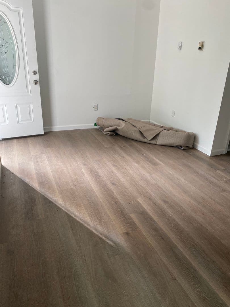 East Patchogue Apartment: 7 Reel St