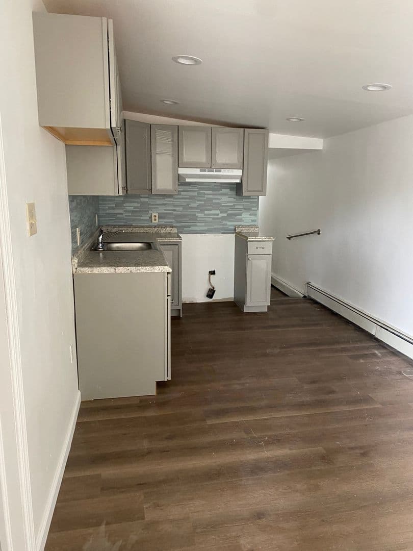 East Patchogue Apartment: 7 Reel St