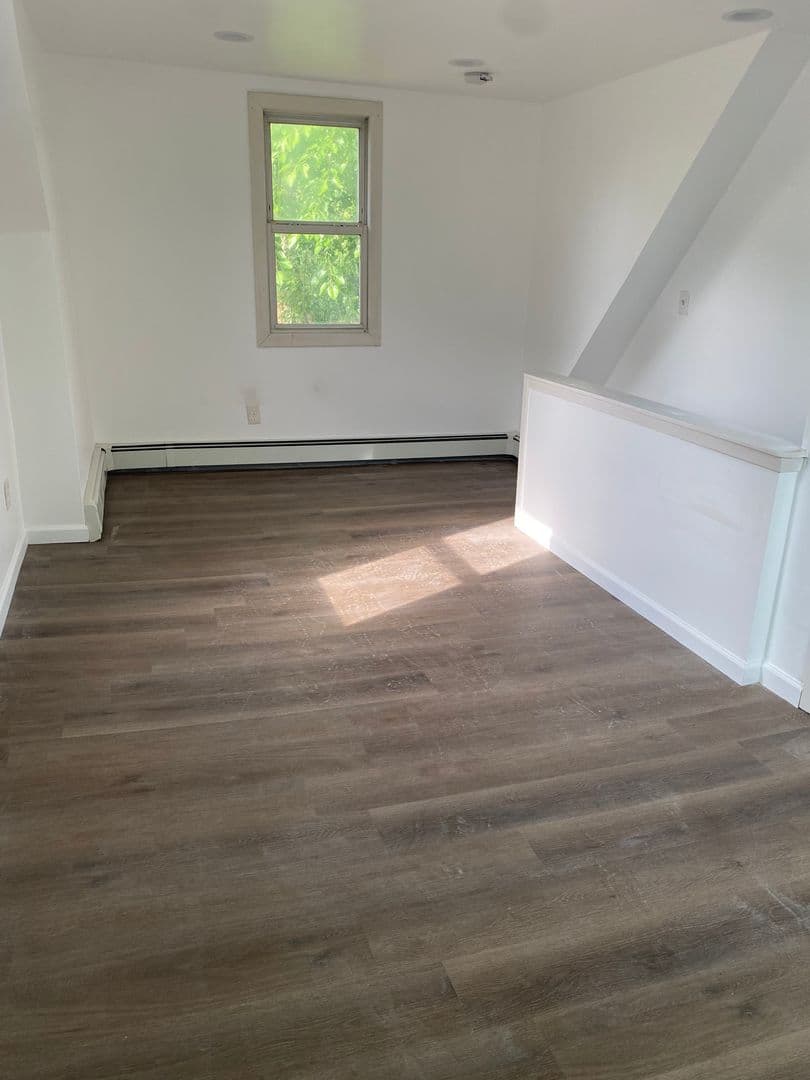 East Patchogue Apartment: 7 Reel St