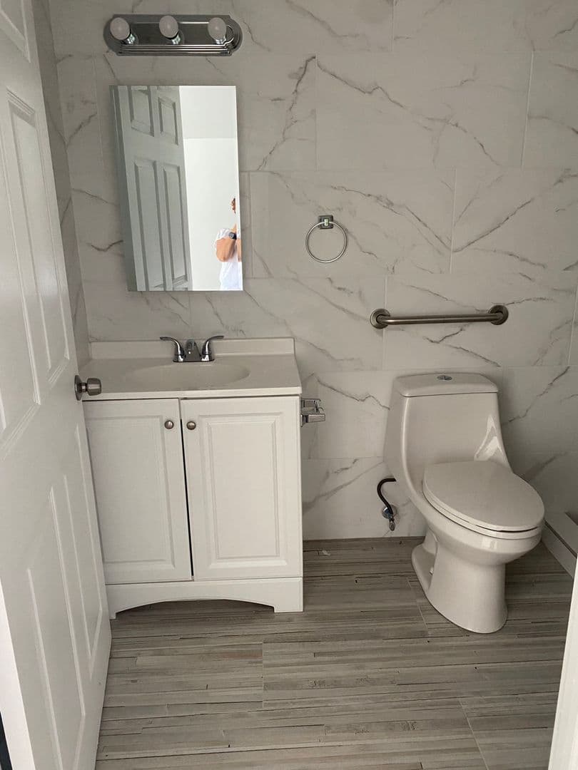 East Patchogue Apartment: 7 Reel St