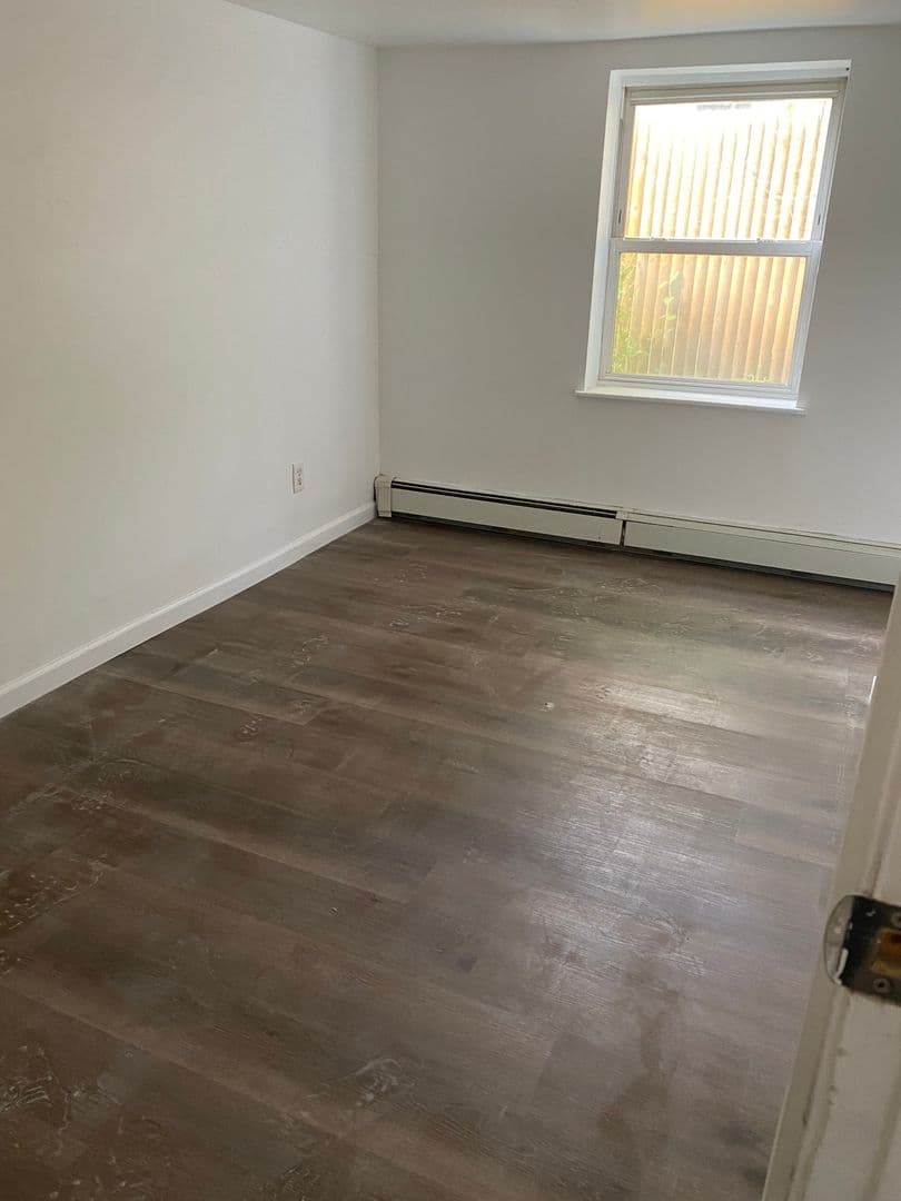 East Patchogue Apartment: 7 Reel St