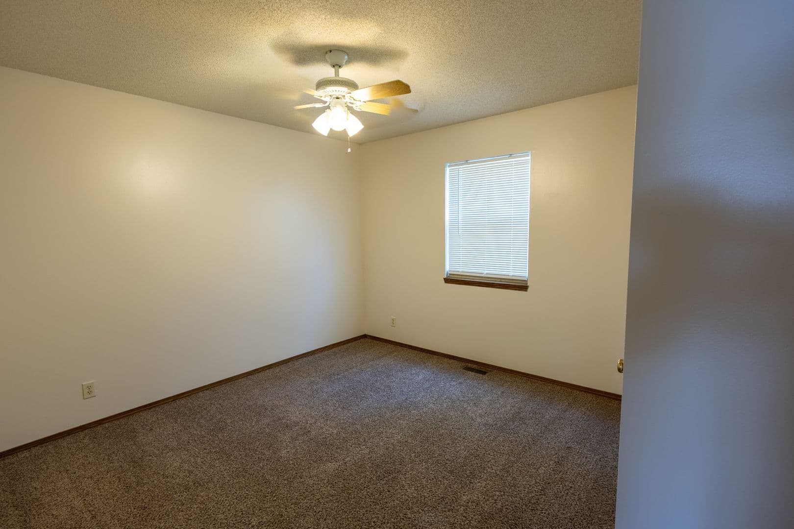 Maize Apartment: 204-206 N Queen Ave