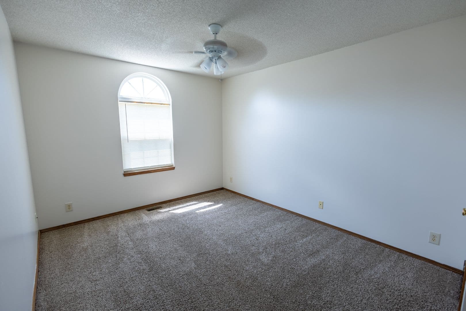 Maize Apartment: 204-206 N Queen Ave