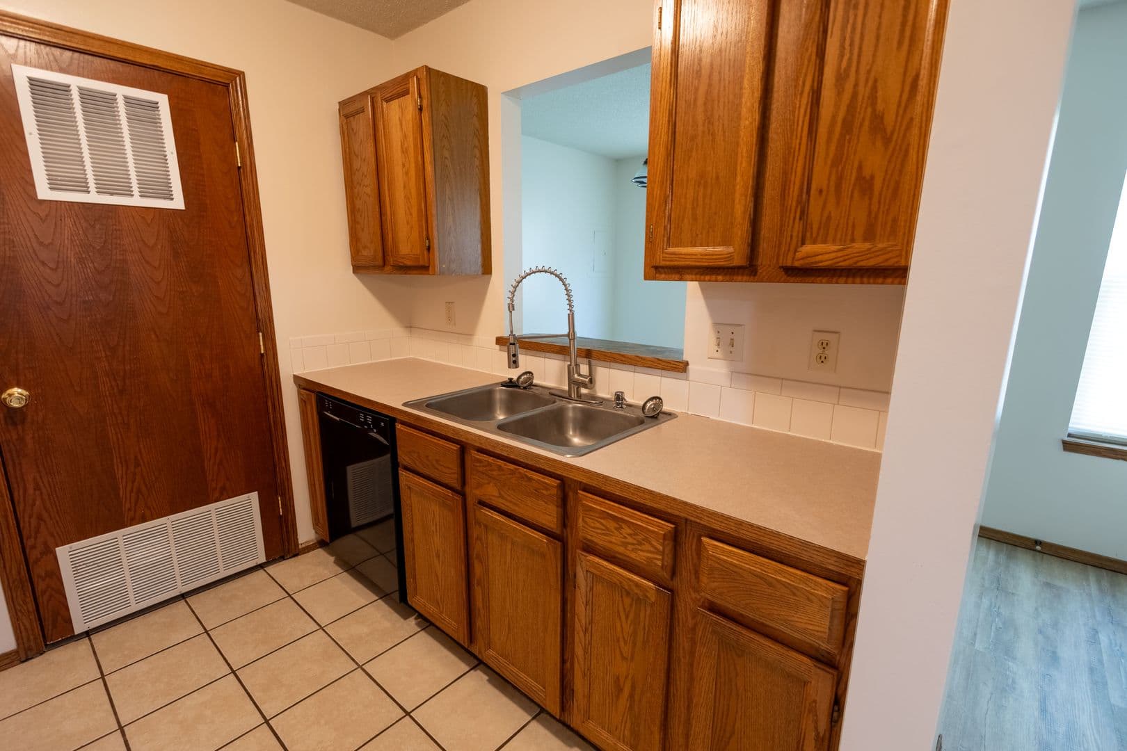 Maize Apartment: 204-206 N Queen Ave