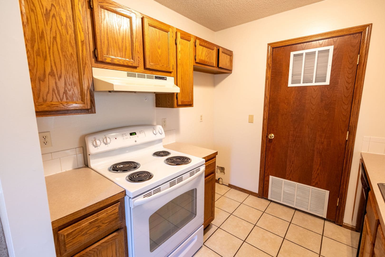 Maize Apartment: 204-206 N Queen Ave