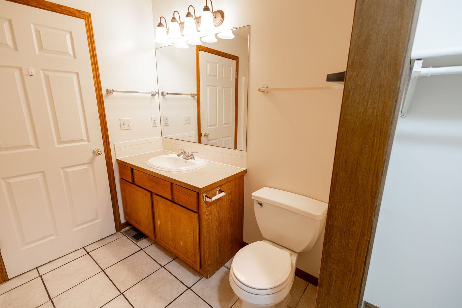 Maize Apartment: 204-206 N Queen Ave
