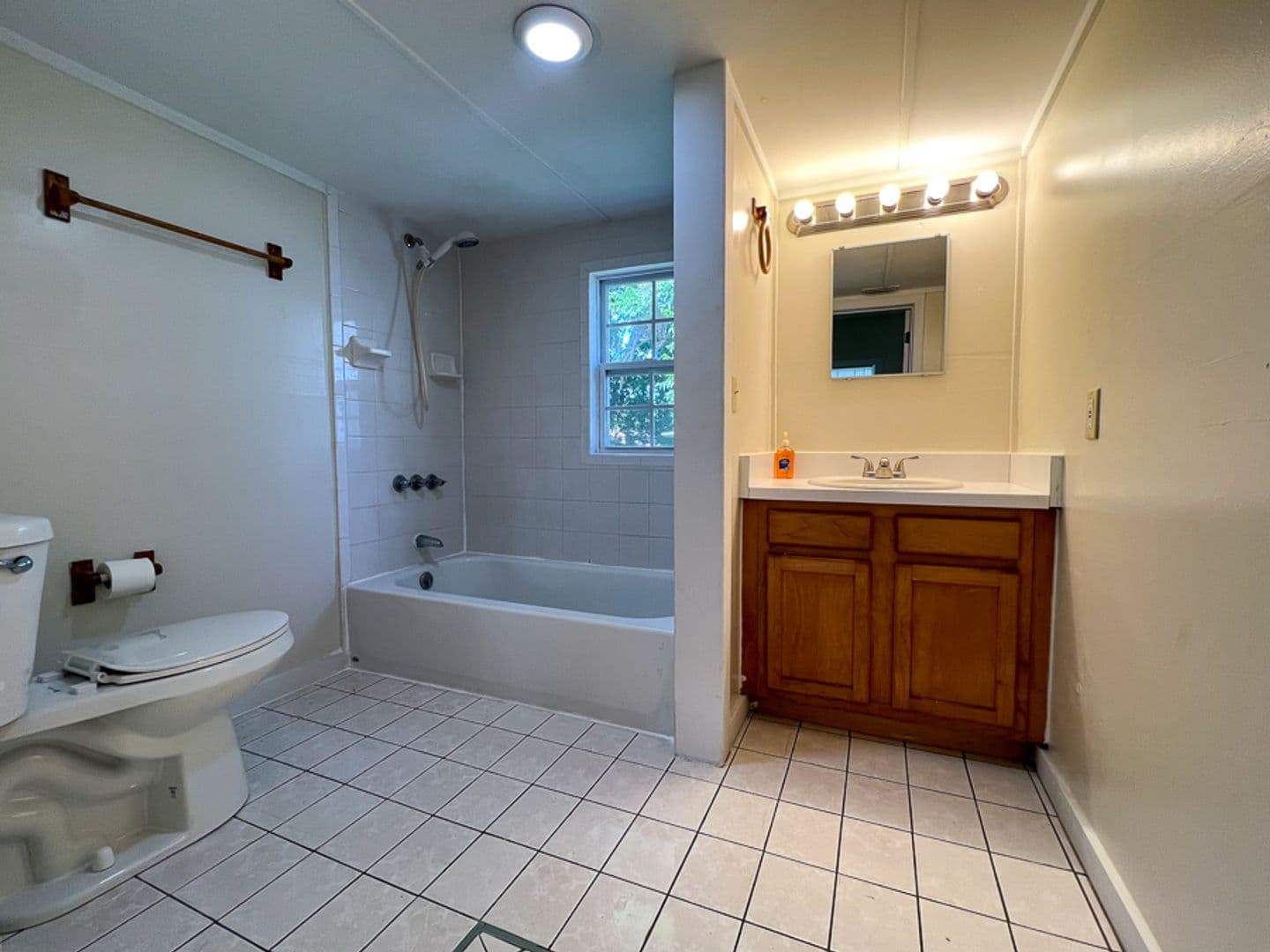 Waldo Apartment: 14437/14439 Earle Street