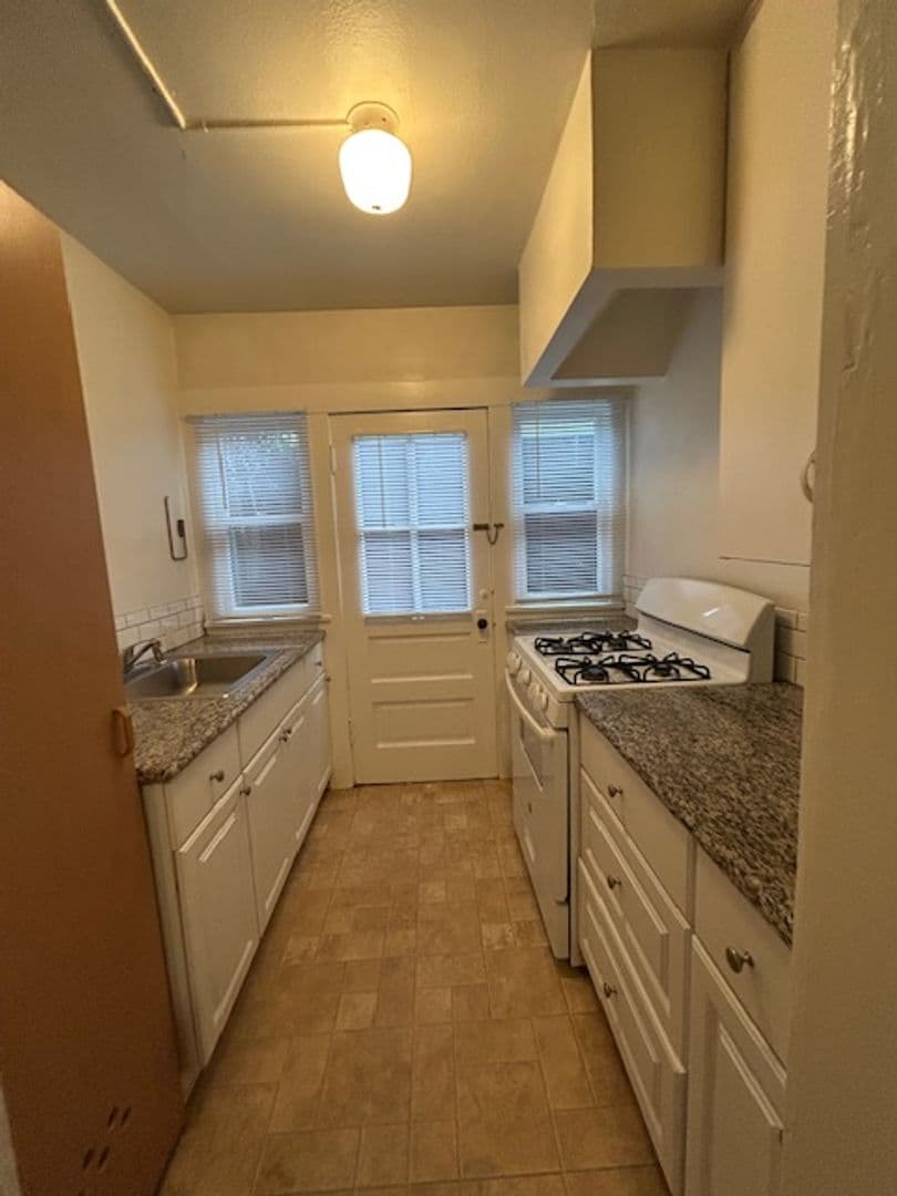 Santa Barbara Apartment: 1923 De La Vina Street