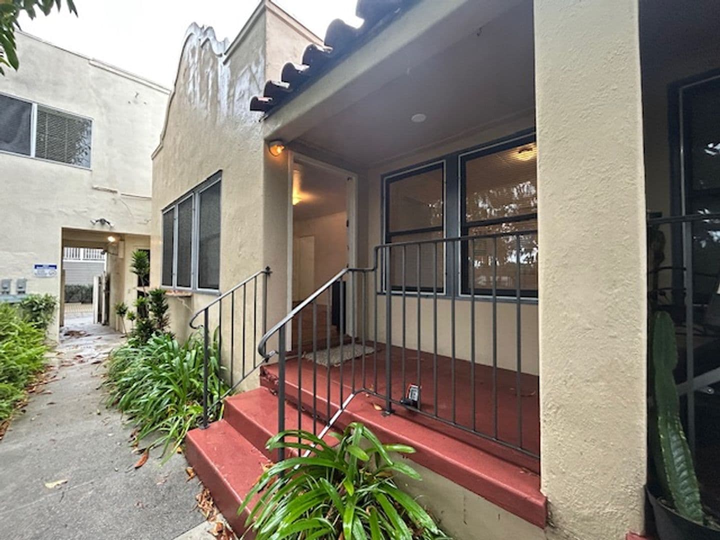 Santa Barbara Apartment: 1923 De La Vina Street