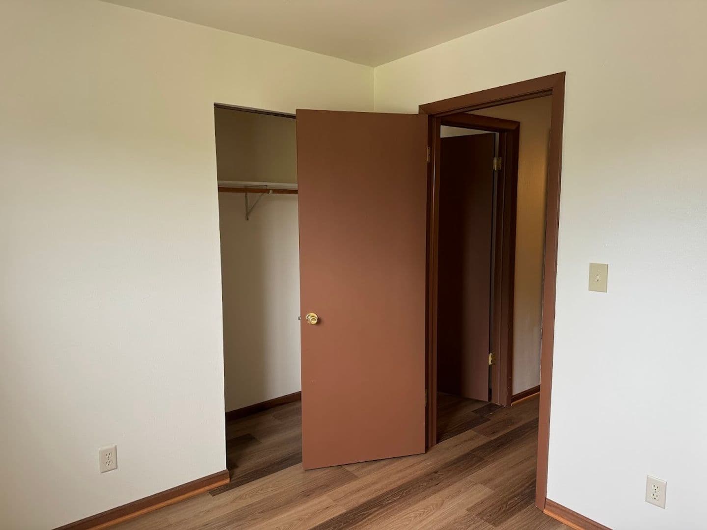 Hartford Apartment: 633 E. Monroe Ave.