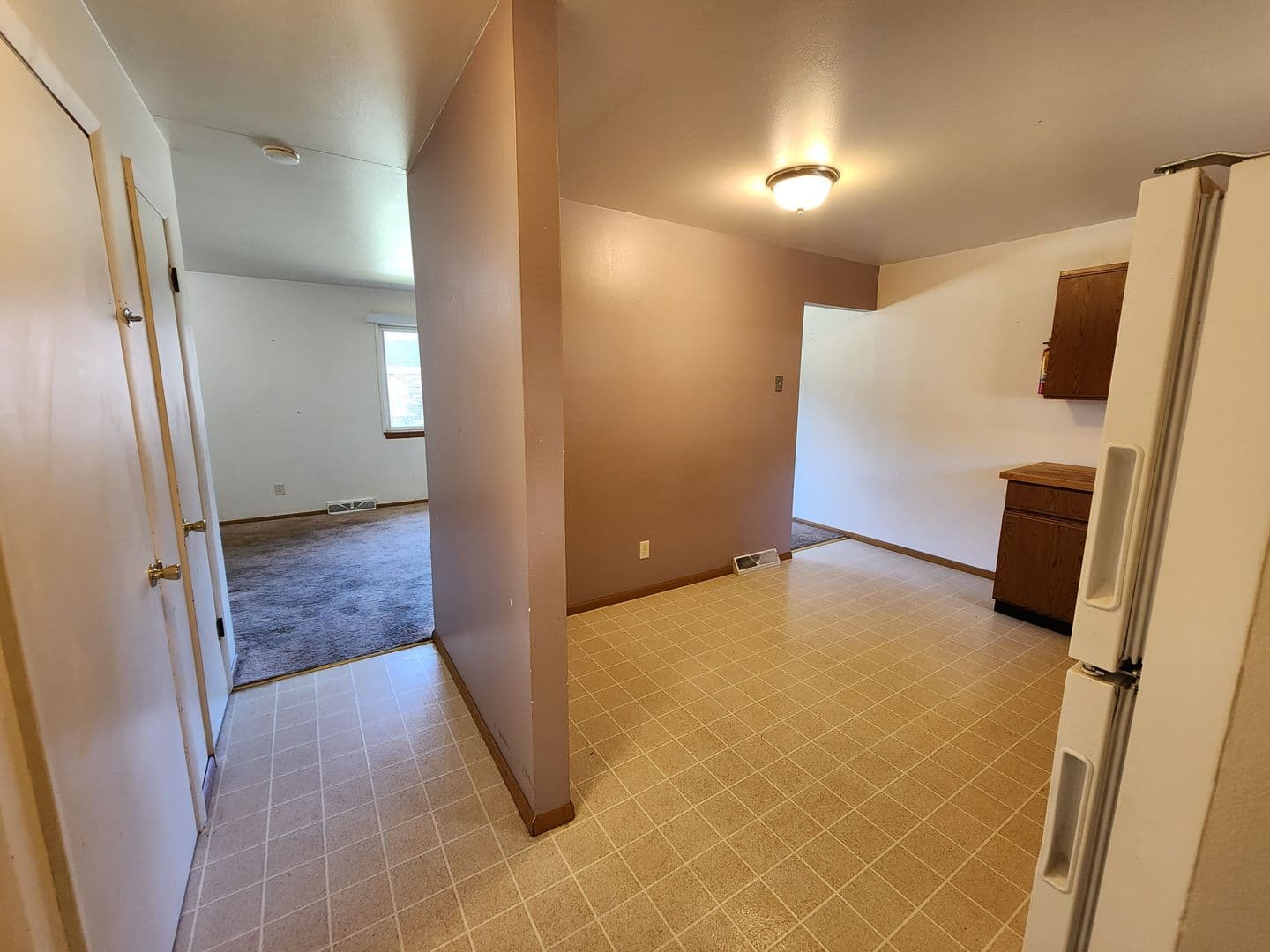 Hartford Apartment: 633 E. Monroe Ave.