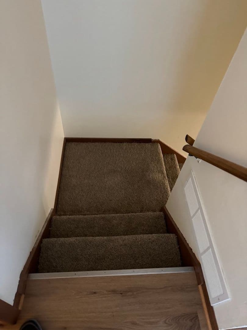 Hartford Apartment: 633 E. Monroe Ave.