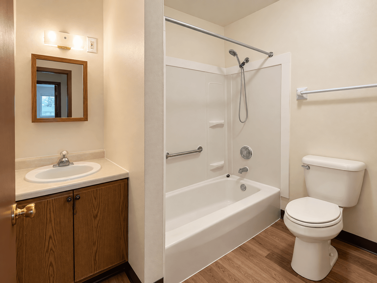 Hartford Apartment: 633 E. Monroe Ave.